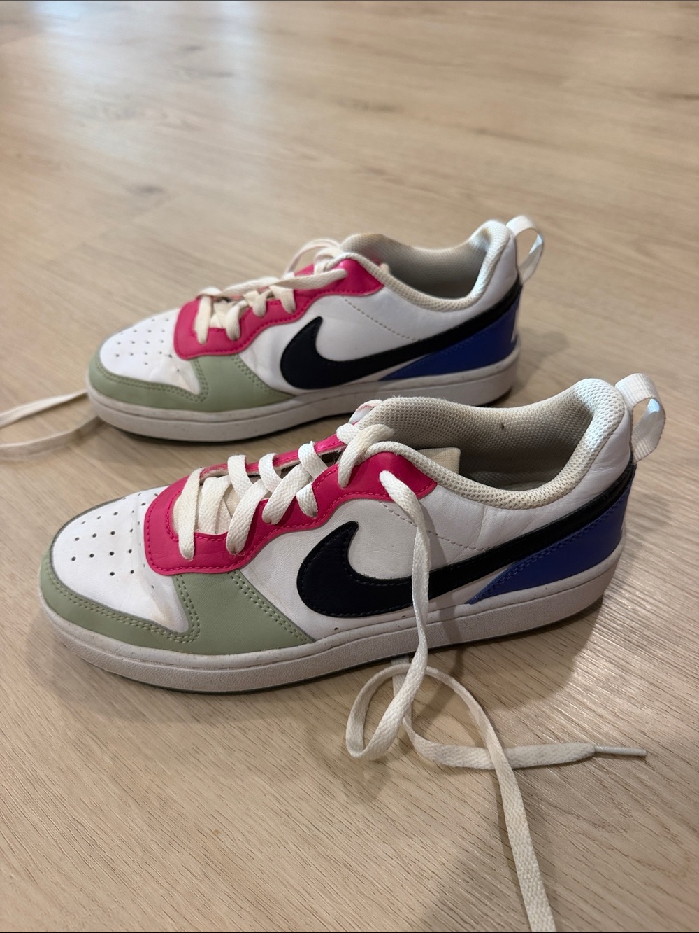 Nike 6Y Kids Low-Top Sneakers in White, Pink, Black & Blue